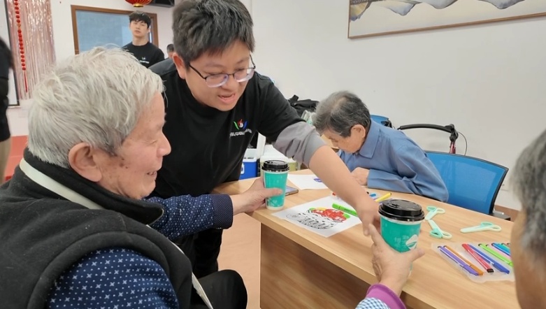 崇明島上的重陽節 每一幕都寫滿溫情的老年人養護服務